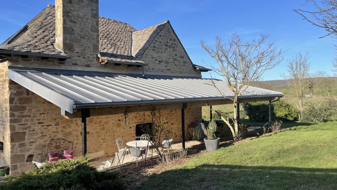 Pergola en bois et fer couvert en MaukaLine