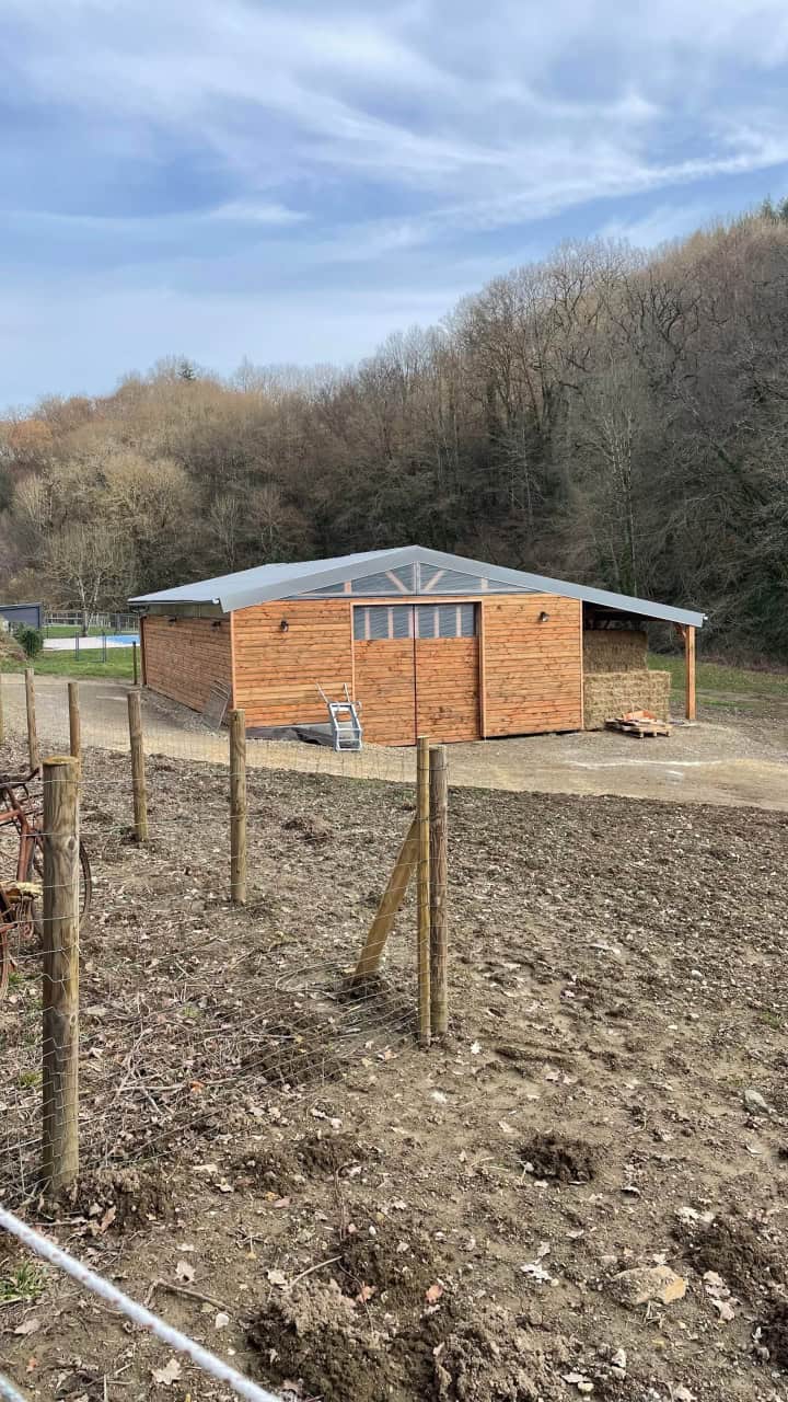 Abri en bois pour jardin, construction durable, Rigal Construction Bois, aménagement extérieur.