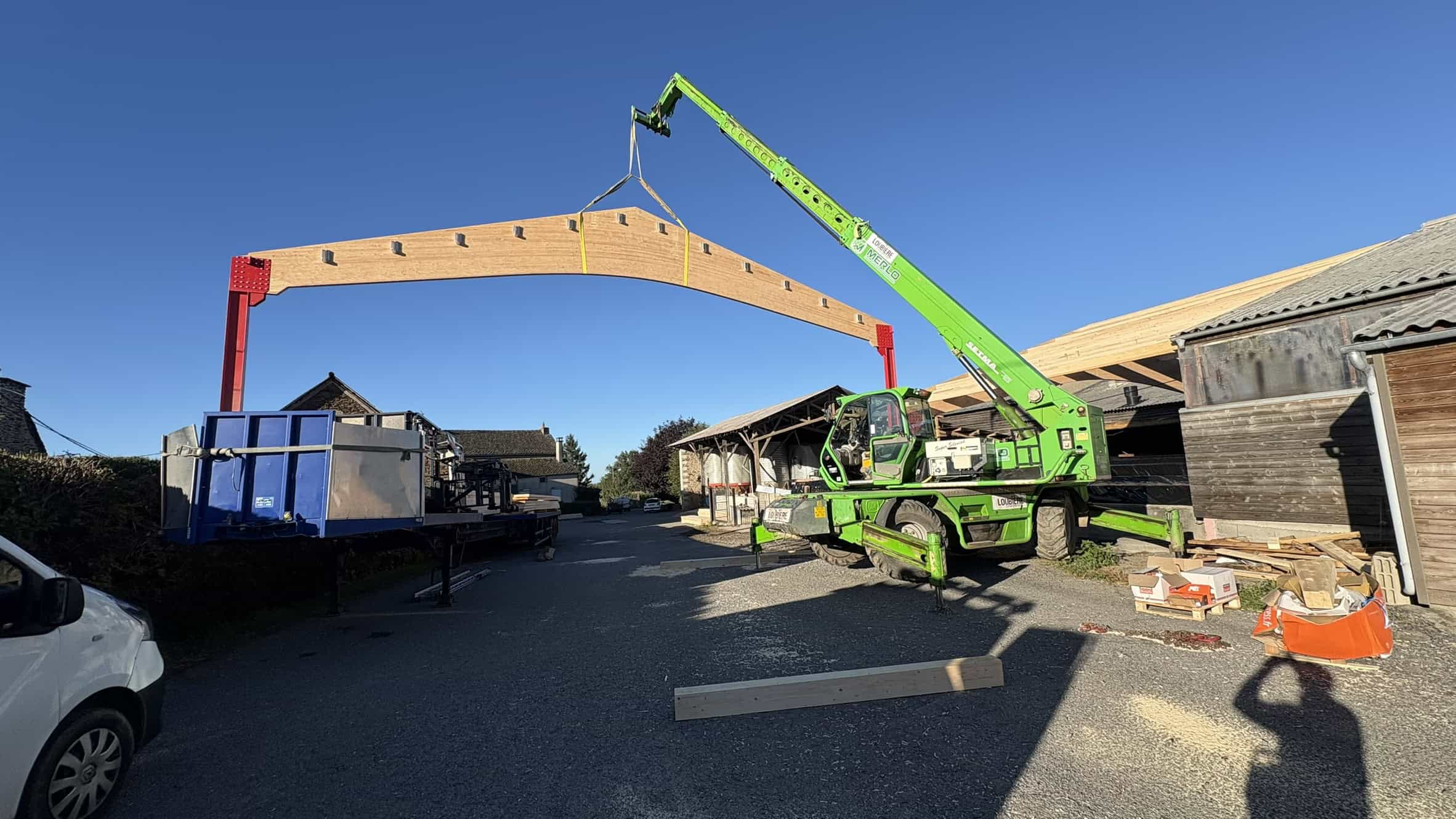 Ouvrage en bois en cours avec grue de levage pour assemblage.