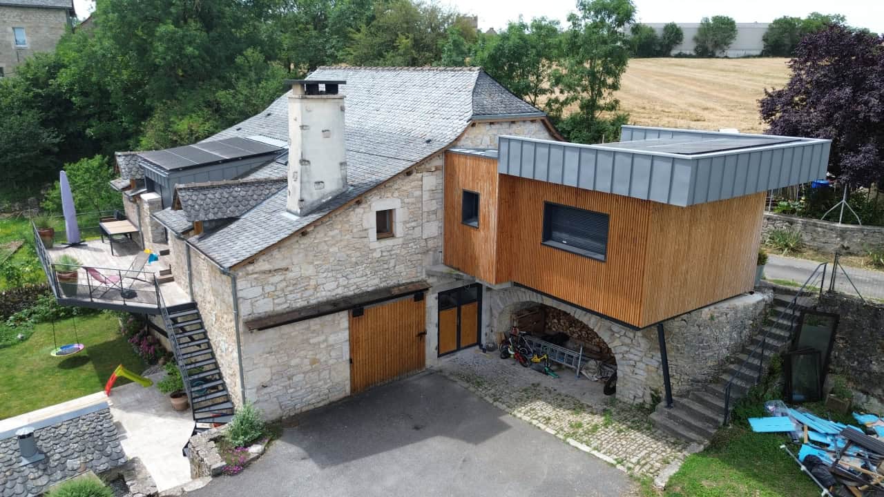 Extension ossature bois moderne et élégante.