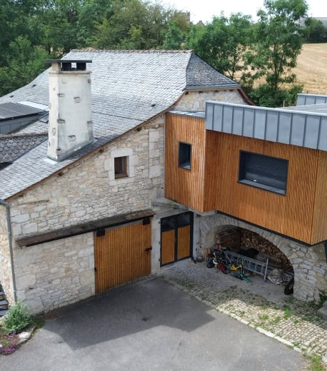 Extension ossature bois moderne et élégante.