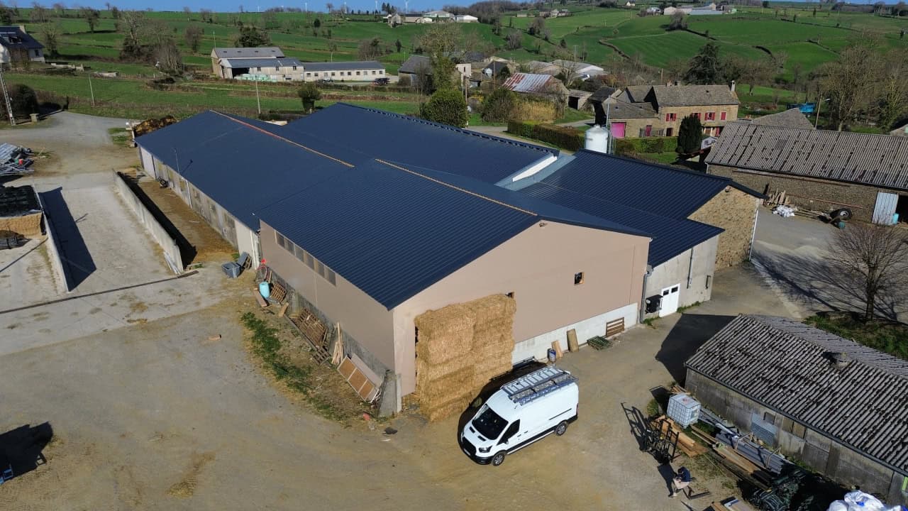 Toit en métal sur bâtiment agricole, construction bois, Rigal Construction Bois, bâtiment rural, toi.